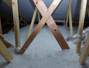 Zateplení stropu novostavby typu bungalov pomocí foukané izolace